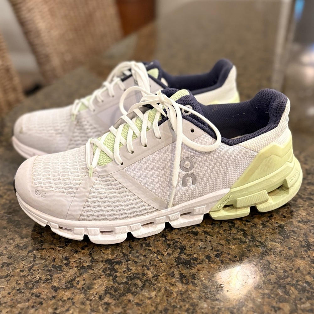 On Cloud Women’s size 8 Running light gray and green Sneakers